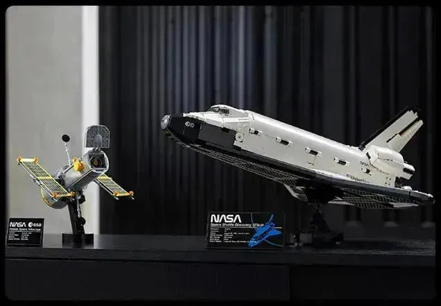 LEGO Space Shuttle Discovery 10283 Creator Expert (€. 15,00 per week + €. 50,00 borg)