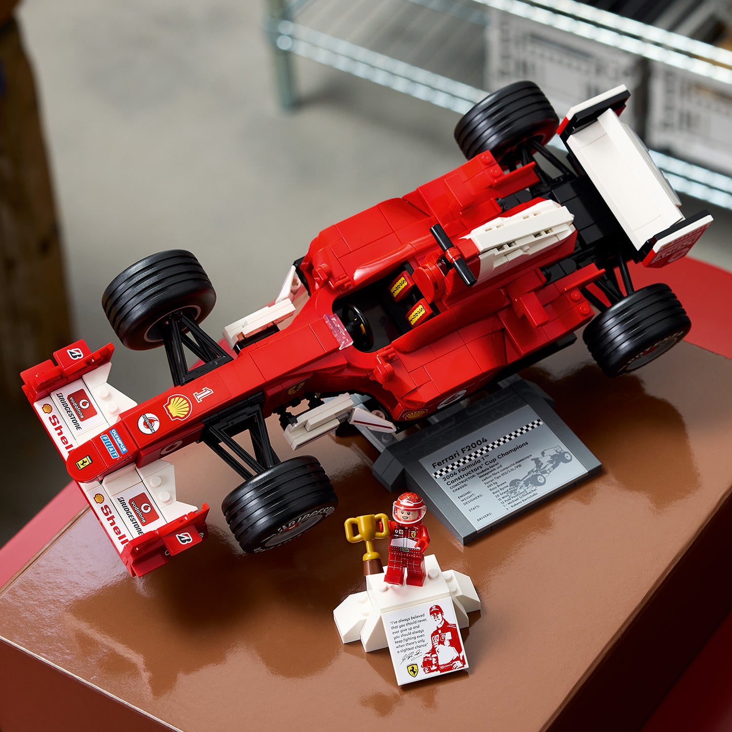 LEGO Icons Ferrari F2004 en Michael Schumacher – F1 Auto Bouwpakket voor Volwassenen – Decoratie Set met V10-Motor en Formule 1 Coureur Poppetje – Cadeau voor Mannen, Vrouwen en Fans – 11375