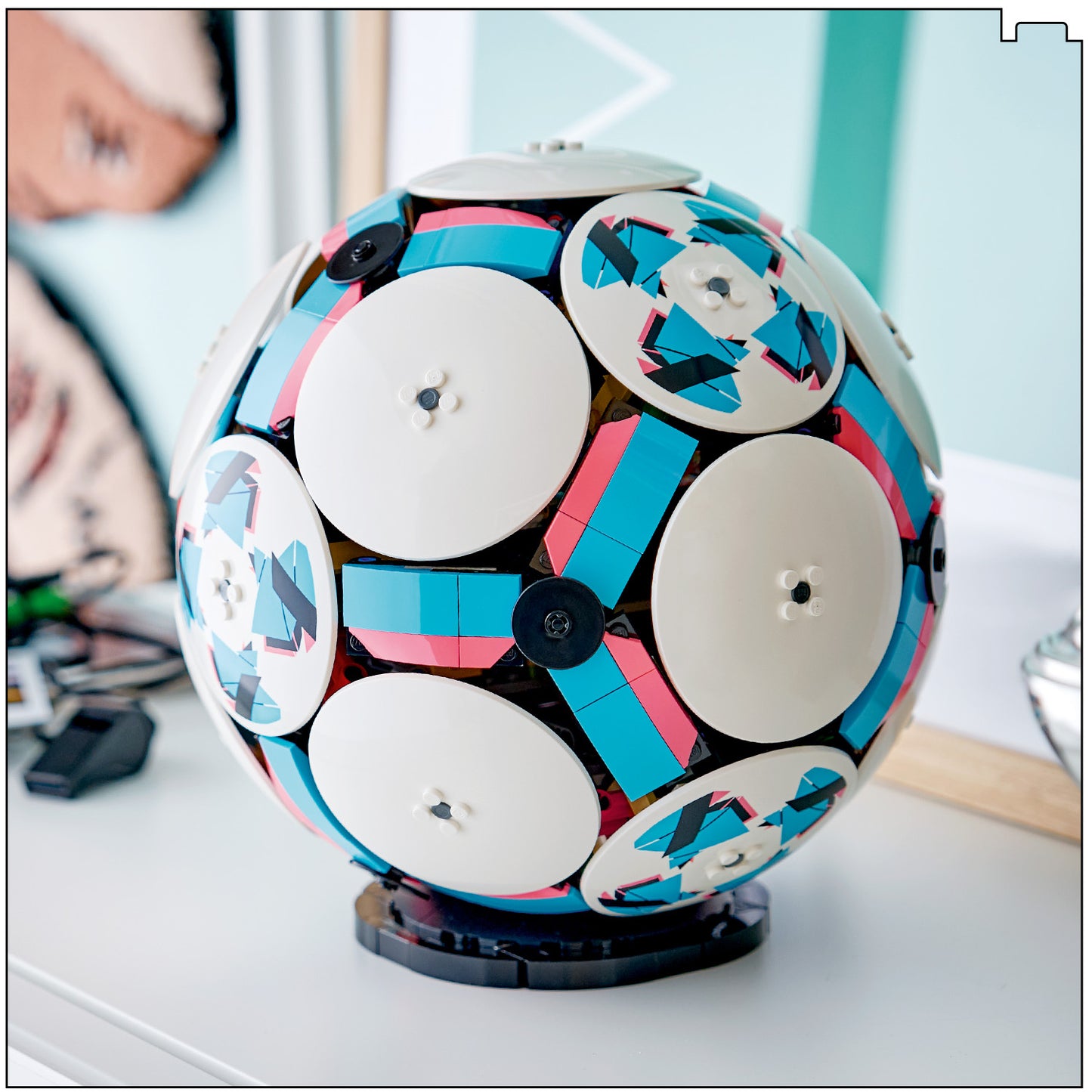 LEGO Editions Voetbal – 3D-Display Bouwpakket voor Kinderen met Interactief Mini-Stadion – Verjaardagscadeau voor Jongens, Meisjes en Voetbalfans vanaf 10 Jaar – 43019