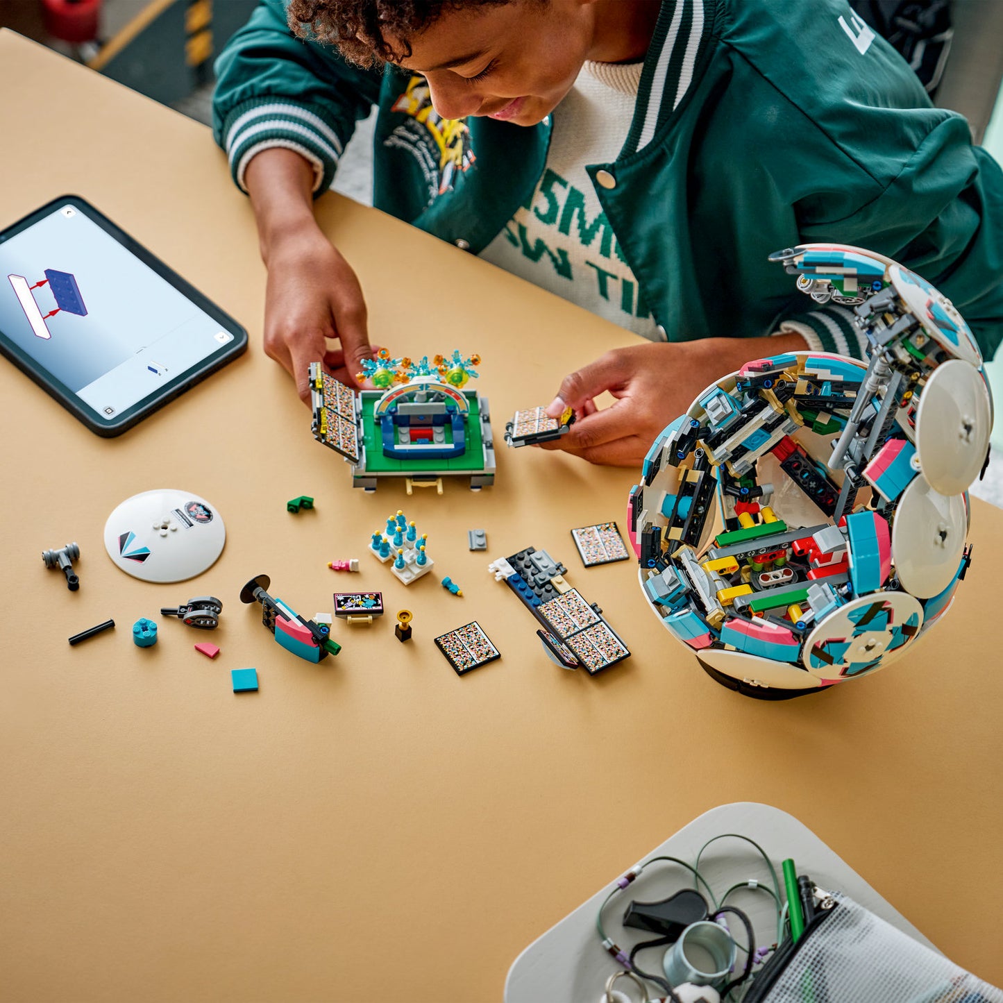 LEGO Editions Voetbal – 3D-Display Bouwpakket voor Kinderen met Interactief Mini-Stadion – Verjaardagscadeau voor Jongens, Meisjes en Voetbalfans vanaf 10 Jaar – 43019