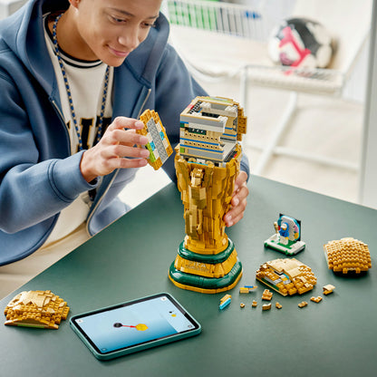 LEGO Editions Officiële FIFA World Cup Trofee – 3D DIY Bouwpakket voor Kinderen en Tieners met Verzamelbare Minifiguur – WK Voetbal Cadeau voor Jongens, Meisjes en Volwassen Fans Vanaf 12 Jaar – 43020