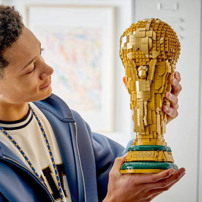 LEGO Editions Officiële FIFA World Cup Trofee – 3D DIY Bouwpakket voor Kinderen en Tieners met Verzamelbare Minifiguur – WK Voetbal Cadeau voor Jongens, Meisjes en Volwassen Fans Vanaf 12 Jaar – 43020