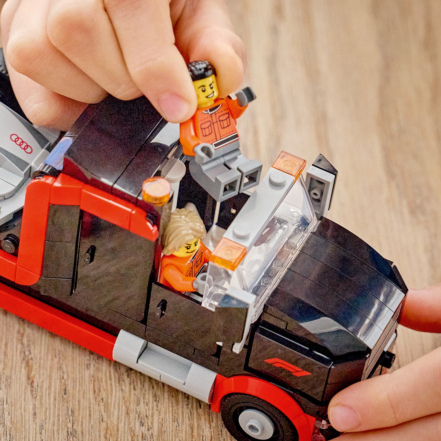 LEGO City F1 Displaytruck met Audi F1 Racewagen Speelgoed voor Kinderen - Bouwpakket met 3 Minifiguren en Voertuigliftfunctie - Cadeau voor Jongens vanaf 7 Jaar en Motorsport Fans - 60493