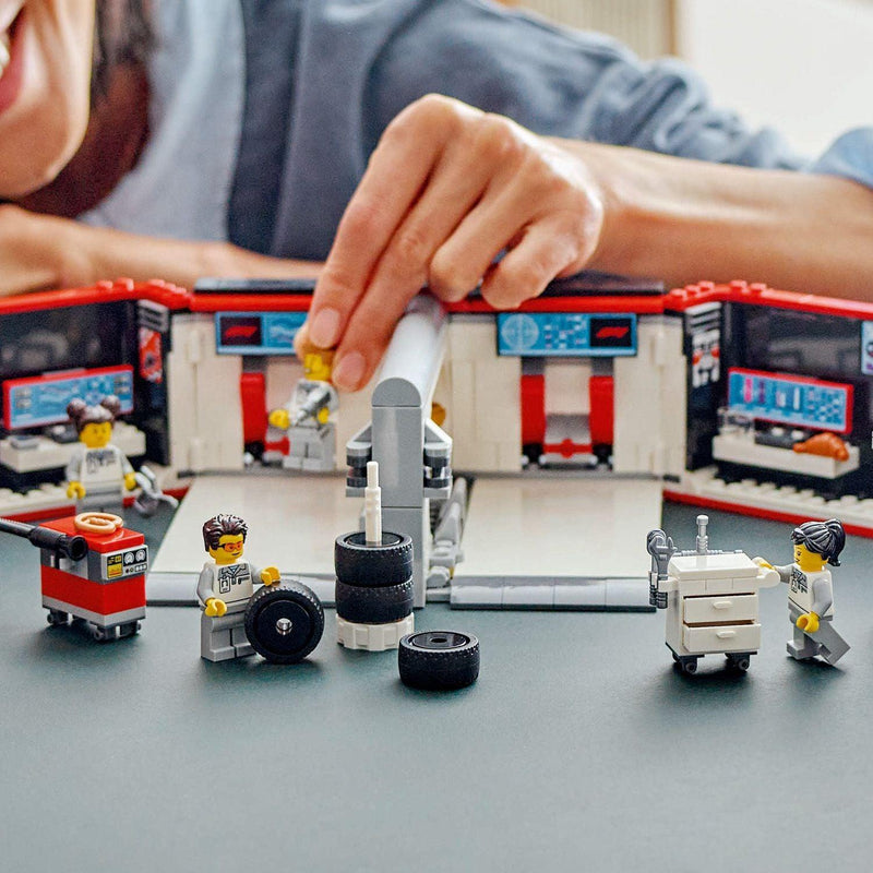 LEGO Pitbox met Mercedes AMG en Alpine F1 auto's 60444 City