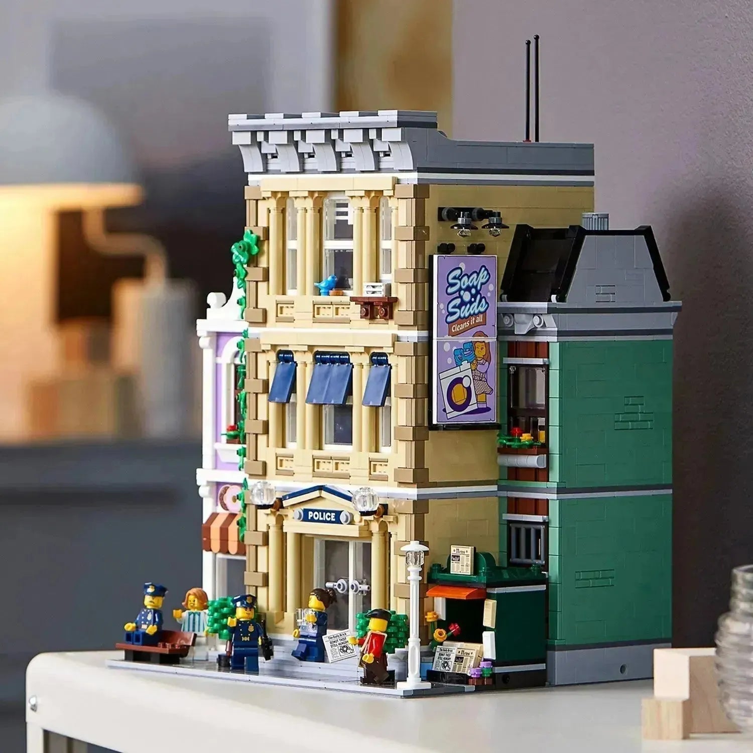 LEGO Modulair Politiebureau 10278 Creator Expert (€. 15,00 per week + €. 50,00 borg) LEGO CREATOR EXPERT MODULAIR @ 2TTOYS | Official LEGO shop😊🥰 LEGO €. 15.00